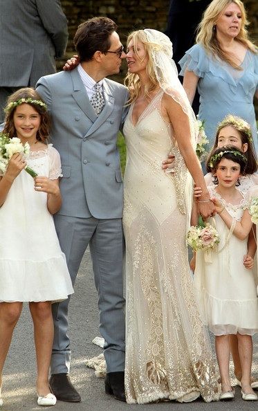 Dress Kate Moss Wedding Dress, Kate Moss Wedding, Celebrity Wedding Gowns, Famous Wedding Dresses, Moss Wedding, Vintage Inspired Wedding Dresses, Iconic Weddings, Celebrity Wedding Dresses, Famous Dress