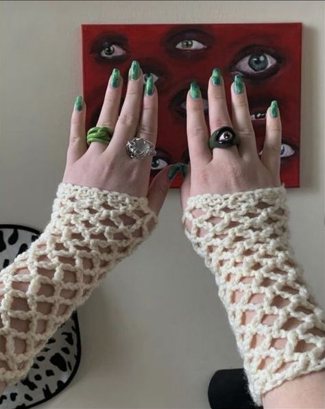 Fishnet Fingerless Gloves Crochet, Crochet Fingerless Gloves Outfit, Fingerless Gloves Crochet Aesthetic, Crochet Ideas Grunge, One Colour Crochet Projects, Crochet Accessories Aesthetic, Fishnet Fits, Crochet Fishnet Gloves, White Crochet Ideas