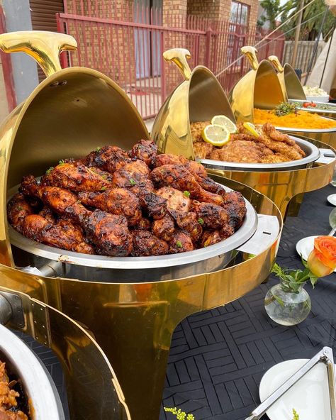 Wedding Buffet Food, Lake House Food, Food Set Up, Catering Food Displays, Catering Ideas Food, Party Food Buffet, Lake Food Ideas Summer, Chafing Dish, Food Ideas Summer