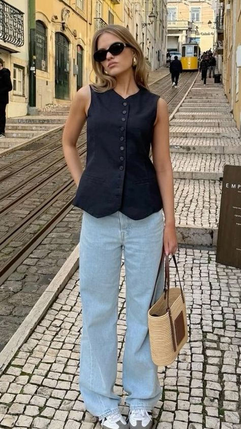 Paris Spring Outfit, How To Style Baggy Jeans, Style Baggy Jeans, Style Wide Leg Jeans, Trends 2025, European Summer Outfits, Creative Freedom, Dress Up Outfits, Stylish Work Outfits