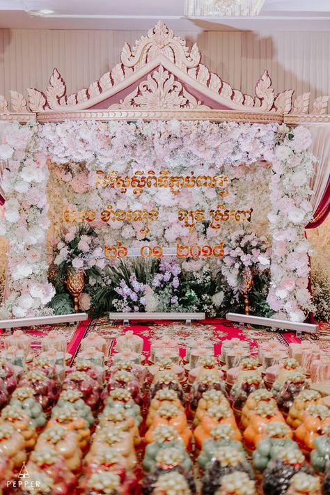 khmer wedding Khmer Wedding Decorations, Khmer Wedding, Asian Outfits, Traditional Wedding, Cambodia, Wedding Decorations, Table Decorations, Quick Saves