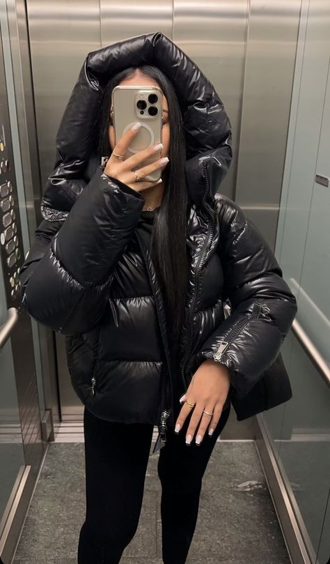 Moncler Jacket Women Outfit, Winter Outfits Baddie, Moncler Jacket Women, Chav Outfits, Mode Zara, Winter Fashion Outfits Casual, Cute Lazy Outfits, Modest Fashion Outfits, Baddie Outfits Casual