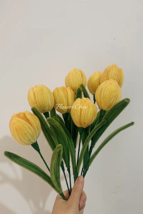 yellow tulips, pink tulips Yellow Pipe Cleaner Flowers, Single Flower Bouquet, Bucket Flower, Clean Flowers, Pipe Cleaner Flowers, Gifts For Loved Ones, Diy Xmas Gifts, Pipe Cleaner Crafts, Flower Business