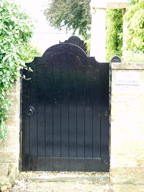 A hefty traditional garden gate is painted black and provides privacy for this garden in England. - Enjoy more enticing entryways and the magical gardens beyond their doors #garden #gates Gate Design Ideas, Gate Pictures, Fence Door, Wooden Garden Gate, Metal Garden Gates, Garden Gate Design, Atlanta Botanical Garden, Gate Ideas, Wood Gate