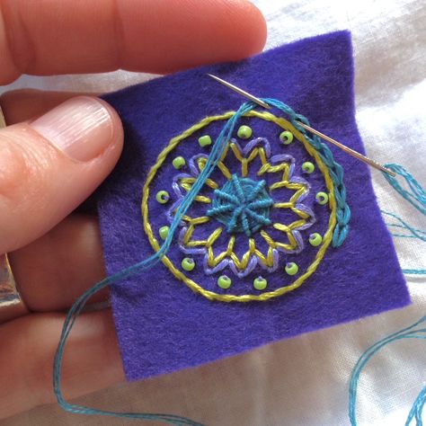 MagaMerlina: Embroidered Mini Mandala Tutorial Blanket Embroidery, Embroidered Mandala, Mandala Tutorial, Mini Mandala, Redwork Embroidery, Wool Embroidery, Felt Embroidery, Folk Embroidery, Felt Brooch