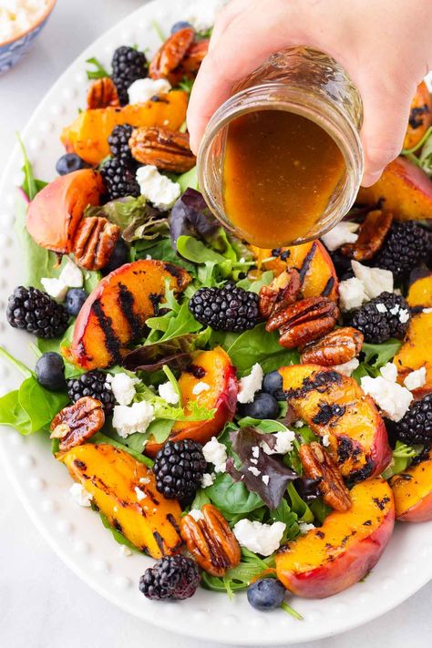 Summer Grilled Peach Salad! This grilled peach salad is served with blackberries, blueberries, feta, candied pecans, and mixed greens. Then, this grilled peach salad is tossed with a homemade balsamic vinaigrette! Grill Peach Salad, Peach Balsamic Salad, Grill Peaches, Salad With Peaches, Peach Salad Recipes, Stone Fruit Salad, Balsamic Vinaigrette Salad, Sausage Salad, Caramelized Peaches