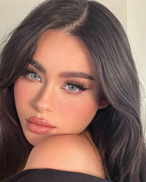 Woman With Blue Eyes, Vintage Makeup Looks, Natural Color Contacts, Brown Hair Blue Eyes, Vintage Makeup, Longer Eyelashes, Brunette Girl, Girl Face, Dark Hair