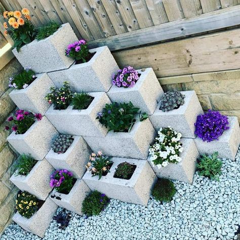 Cinder Block Garden Wall, Diy Benches, Cinder Block Garden, Cinder Blocks, Cement Blocks, Garden Decor Projects, Walled Garden, Diy Backyard Landscaping, Cinder Block