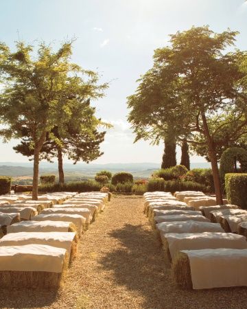 ceremony seating Simple Country Wedding, Wedding Aisle Decorations Outdoor, Hay Bale Ideas, Country Wedding Ceremony, Wedding Straws, Aisle Decorations, Tropical Wedding Decor, Straw Bales, Wedding Aisle Decorations