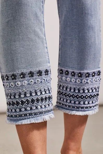 Jeans Refashion, Embroidery Pants, Gilet Crochet, Pretty Embroidery, Wood Clothes, Spring Summer 2023, Embellished Jeans, Embroidered Jeans, Crop Jeans