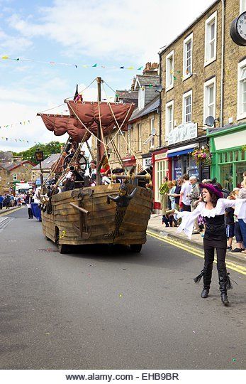 Homecoming Float Ideas, Ship Playhouse, Pirate Ship Playhouse, Pirate Halloween Decorations, Golf Cart Parade, Parade Float Ideas, Pirate Island, Classy Halloween Costumes, Holidays Crafts