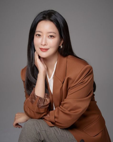 Professional Profile Pictures, Kim Hee Sun, Professional Headshots Women, Corporate Women, Headshots Women, Art Outfit, Female Profile, Professional Portrait, Business Portrait