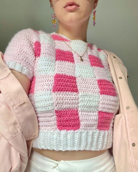 Liv Pike on Instagram: “Pink crochet gingham cropped top- have listed this for sale on my Etsy so if you’re interested the link is in my bio 😍✌️ This top was…” Crochet Pink, Crochet Crop Top Pattern, Gingham Top, Crochet Clothes For Women, Kawaii Crochet, Clothing Patterns Free, Pola Sulam, Pink Crochet, Crochet Clothes Patterns