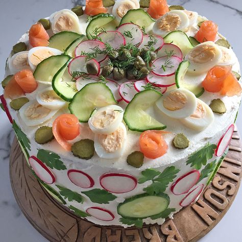 This is a traditional Scandinavian sandwich cake. It's made from bread and layered with savoury fillings and topped with lots of luscious fresh veg and eggs. Perfect for the person without a sweet tooth! Savory Sandwich Cake, Layered Sandwich Loaf, Sandwich Loaf Layered, Savoury Birthday Cake, Sandwich Cake Recipe, Swedish Sandwich, Sandwich Cakes, Veg Sandwich, Sandwich Loaf