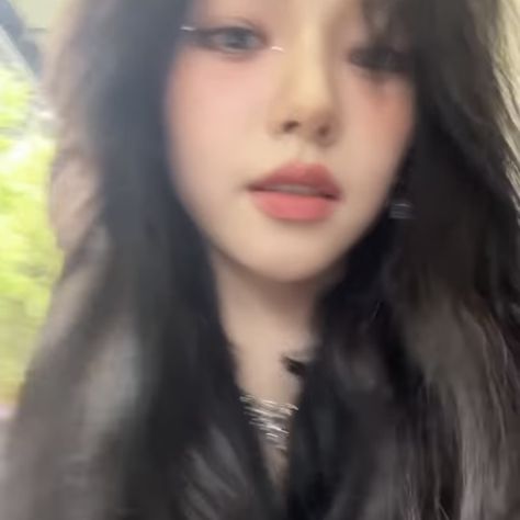 aespa karina Karina Elegant, Kpop Gifs Aesthetics, Karina Aespa Cool, Karina Wolf Cut, Karina Core, Karina Icon, Black Hair Kpop, Baby Pink Aesthetic, Beauty Pop