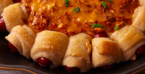 Chili Cheese Dog Dip Preheat the oven to 350°F. Bake for 20 minutes, or until the dip is bubbly and the cheese has melted. Top dip with diced scallions and let cool for 5-7 minutes before serving. Pillsbury Crescent Roll Recipes, Baked Chili, Chips Dip, Chili Cheese Dogs, Cheesecake Dip, Cheese Dog, Dinner Side, Crescent Roll Recipes, Chili Cheese