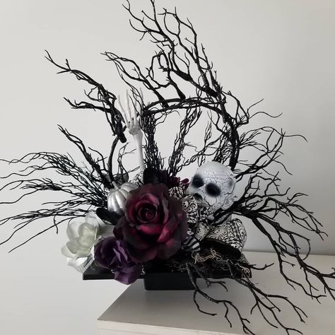 Halloween Flower Centerpieces, Halloween Floral Centerpieces, Skull Floral Arrangement, Goth Flower Arrangements, Halloween Floral Arrangements Diy, Gothic Floral Arrangements, Spooky Flower Arrangements, Halloween Arrangements, Creative Shelving Ideas