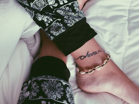 Ohana Tattoo Back Of Arm, Turtle Ohana Tattoo, Ohana Turtle Tattoo Ideas, Ohana Ankle Tattoo, Ohana Script Tattoo, Tattoo On Ankle, Tattoo Beach, Anklet Tattoo, Ohana Tattoo