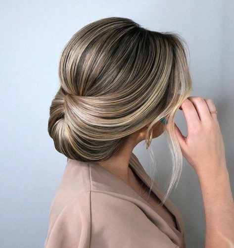 Hair Shinion, Sleek Bun Hairstyles, Sanggul Modern, Large Curls, Teased Hair, Easy Bun Hairstyles, Sleek Bun, Peinados Recogidos, Penteado Cabelo Curto