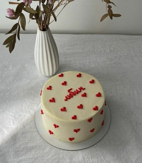 1st Year Cake, Heart Birthday Cake, Red Birthday Cakes, Eid Cake, White Birthday Cakes, Birthday Cakes For Teens, Red Cake, Mini Cakes Birthday, Creative Birthday Cakes