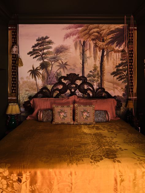 Art Neuvo Bedroom, Maximalist Luxury Bedroom, Art Deco Bedroom Canopy Bed, Art Nouveau Maximalist Interior, Maximalism Bed Room￼, Dramatic Bedroom, Bohemian Bedroom Decor, Aesthetic Room Decor, Dream House Decor