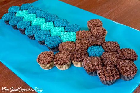 18 Coolest Minecraft Cakes Ideas For Your Next Party Cupcakes Minecraft, Pastel Minecraft, Minecraft Cakes, Cakes At Home, Minecraft Cupcakes, Minecraft Birthday Cake, Cube Cake, Pull Apart Cupcake Cake, Pull Apart Cake