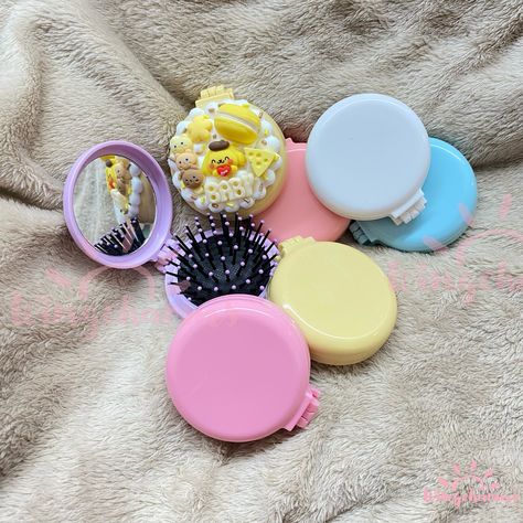 This Compact Mirror Brush combo is perfect for Decoden projects and gifts. Dimension: about 6x6x2 cm Decoden Projects, Decoden Mirror, Decoden Picture Frame, Diy Decoden Cream, Decoden Compact Mirror, Decoden Hair Claw, Decoden Diy, Decoden Supplies, Rose Mirror