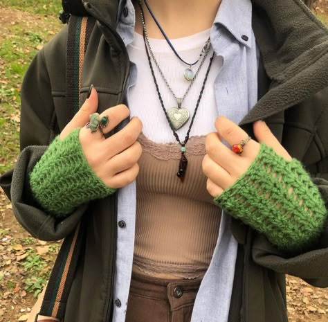 Knitting Inspiration Aesthetic, Hand Warmer Outfit, Hand Warmers Outfit, Arm Warmers Outfit, Crochet Arm Warmers, Outfits 2000s, Hippie Aesthetic, Mode Crochet, Crochet Fingerless Gloves