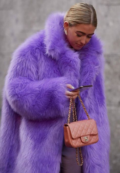 Purple Fur Coat, Purple Couture, Lilac Coat, Women Street Style, Coat Trends, Outfit Vintage, Milan Fashion Weeks, Fake Fur, Women Street