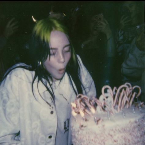 Billie Eilish Birthday, Green Hair, Favorite Person, Billie Eilish, Love Of My Life, Girl Birthday, Pretty People, My Girl, Snapchat