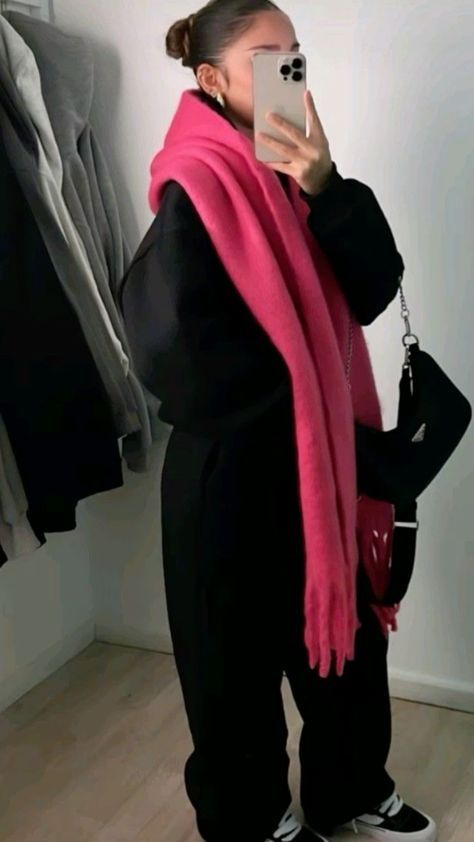 Sweden Street Style, Pink Scarf Outfit, Cold Outfit, Mode Ulzzang, Mode Zara, Streetwear Mode, Uni Outfits, Pink Scarf, Zara Fashion