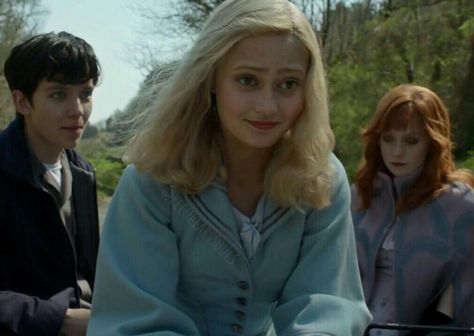 Miss Peregrine's Home for Peculiar Children Emma Bloom Miss Peregrine, Emma Miss Peregrine, Ella Purnell Miss Peregrine, Ms Peregrine, Hp Outfits, Emma Bloom, Descendants Dr, Miss Peregrine's Peculiar Children, Gloomy Coquette