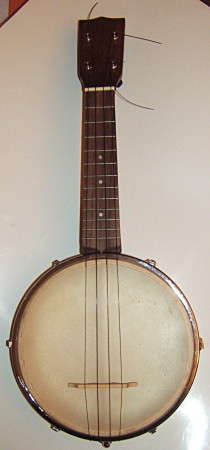 Make your own banjo to annoy roommates! Ukulele Diy, Homemade Musical Instruments, Banjo Ukulele, Homemade Instruments, Country Bands, Hand Drum, Box Guitar, Piano Teaching, Tambourine