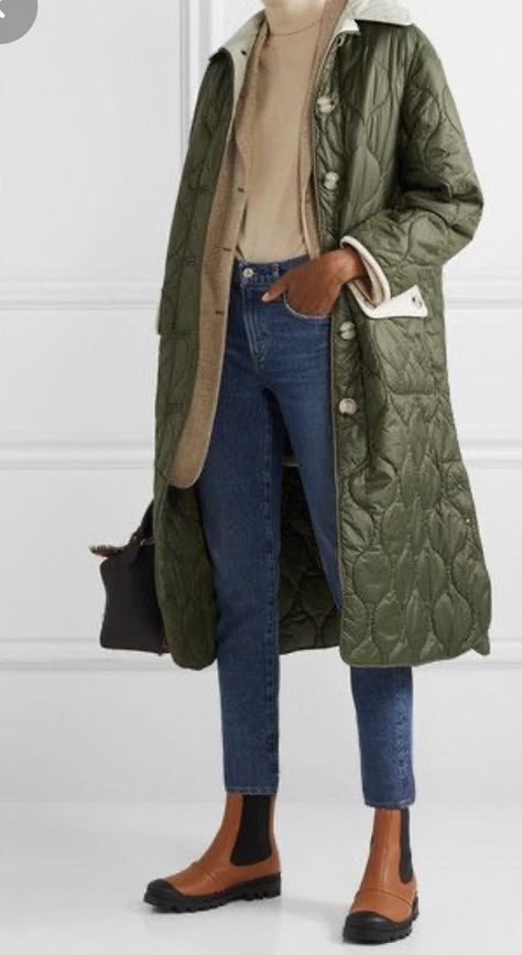 Quilted Coat Outfit, Barbour Jacket Women, Sporty Casual Outfits, Mode Mantel, Burberry Sweater, Agolde Jeans, Barbour Jacket, Loewe Bag, Quilted Coat