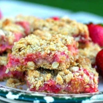 Awesome Strawberry Rhubarb Oatmeal Bars - The Baking ChocolaTess Rhubarb Oatmeal Bars, Rhubarb Oatmeal, Oatmeal Bars Recipes, Chocolate Oatmeal Bars, Strawberry Oatmeal Bars, Strawberry Oatmeal, Quick Healthy Breakfast, Chocolate Oatmeal, Oatmeal Bars