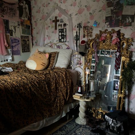 Indie Sleaze Bedroom, Room Ideas Maximalist, Goth Dorm Room, 90s Bedroom Aesthetic, Dream House Rooms, Dreamy Room, Apartment Room, Dream Room Inspiration, Room Makeover Inspiration