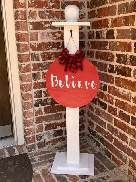 Front Door Post Hanger, Diy Sign Post Outdoor, Railing Spindle Crafts, 4x4 Posts Ideas, Porch Post Sign Holder, Porch Post Ideas, Lamp Pist Sign Holder, Christmas Stocking Stand, Wood Banister