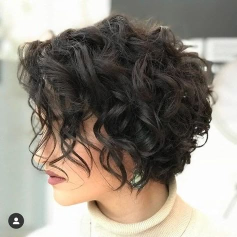 Tagli di capelli corti ricci: sbarazzini, simpatici e originali! Curly Inverted Bob, Hair Education, Curly Short, Curly Hair Photos, Wavy Haircuts, Short Curly Haircuts, Haircuts For Curly Hair, Short Wavy Hair, Curly Bob Hairstyles