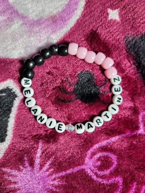 Melanie Martinez Kandi, Halloween Bracelet Diy, Melanie Martinez Merch, Melanie Martinez Outfits, Pulseras Kandi, Melanie Martinez Concert, Kandi Cuff Patterns, Diy Kandi Bracelets, Pony Bead Bracelets