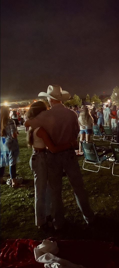 Country Concert Couple Pictures, Country Romance Aesthetic, Country Date Ideas, Country Concert Couple, Country Boyfriend Goals, Country Couple Aesthetic, Concert Couple, Country Couple Pictures, Country Relationship Goals