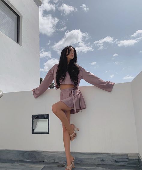 Astoria Greengrass, Alyssa Nicole, Insta Photography, Ootd Poses, Studio Photography Poses, Head In The Clouds, Women Photography, Stylish Photo Pose, Best Poses For Pictures