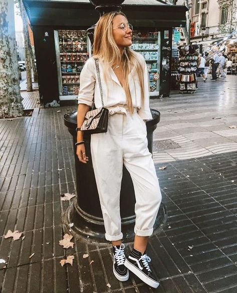 Old Skool Outfit, Estilo Vans, How To Wear Vans, Vans Outfit, Trik Fotografi, Mode Inspo, Looks Style, Mode Inspiration, White Pants