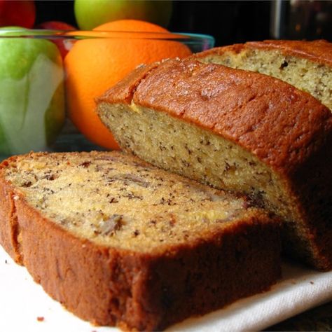 Janet's Rich Banana Bread | "Just want to chime in here and say that this bread is delicious. It came out soft and moist (but not underdone) on the inside with a slightly crunchy exterior." #recipe #best #bread Rich Banana Bread, Kek Lapis, Resipi Kek, Moist Banana Bread, Bread Easy, Best Banana Bread, Banana Nut Bread, Nut Bread, Banana Bread Recipe