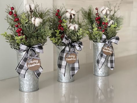 Christmas Bucket Centerpiece Ideas, Diy Christmas Arrangements Vase, Christmas Floral Arrangements Farmhouse, Farmhouse Christmas Centerpiece Ideas, Galvanized Christmas Decor, Xmas Centerpieces, Christmas Centers, Christmas Vases, Christmas Flower Arrangements