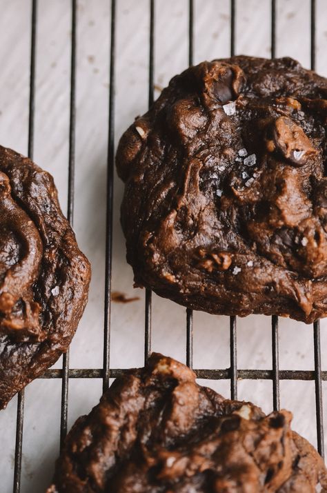 Use up your sourdough discard with these quick & delicious peanut butter & chocolate cookies! Dairy-free too. Discard Cookies Recipes, Molasses Chocolate Chip Cookies, Sourdough Discard Baked Goods, Chocolate Sourdough Cookies, Peanut Butter Sourdough Cookies, Sourdough Variations, Sourdough Discard Cookies, Discard Cookies, Peanut Butter Chocolate Cookies