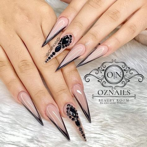 Nail Stilleto Ideas, Simple Stiletto Nails, Burgundy Acrylic Nails, Stilleto Nails Designs, Unghie Nail Art, Nails Design With Rhinestones, Stiletto Nails Designs, Uñas Acrilicas, Diamond Nails