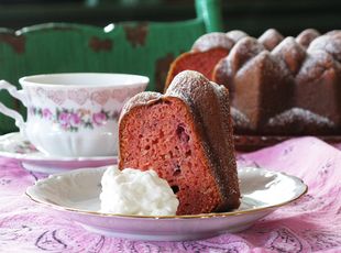 Rosalynn Carter’s Strawberry Cake Recipe Cake Mix Roll Cake, Cake Mix Bundt Cake, Combine Cake, Strawberry Cake Recipe, Adorable Food, Celebrity Recipes, Strawberry Preserves, Torte Cupcake, Strawberry Cake Recipes