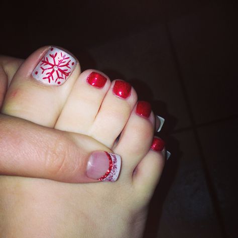 Christmas nails Nail Designs Toenails, Christmas Toes, Toenail Art Designs, Cute Toe Nails, Pedicure Designs, Christmas Nail Art Designs, Nails Polish, Winter Nail Designs, Toe Nail Designs