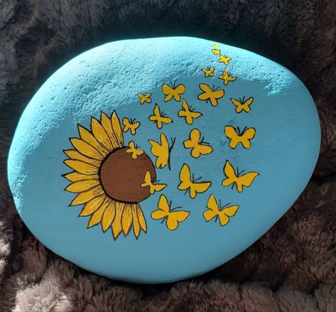 Painting Sunflowers On Rocks, Stone Painting Aesthetic, Sunflower Rock Painting, Rock Painting Designs Simple, Rock Painting Flowers, Rock Flowers, Brick Art, Diy Rock Art, Stone Art Painting