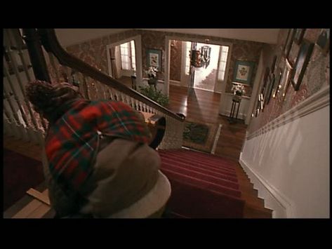 Kevin Alone At Home, Home Alone House, Home Alone 1, Winnetka Illinois, Watch Home Alone, Home Alone Movie, Home Alone Christmas, Built In Banquette, Entry Stairs